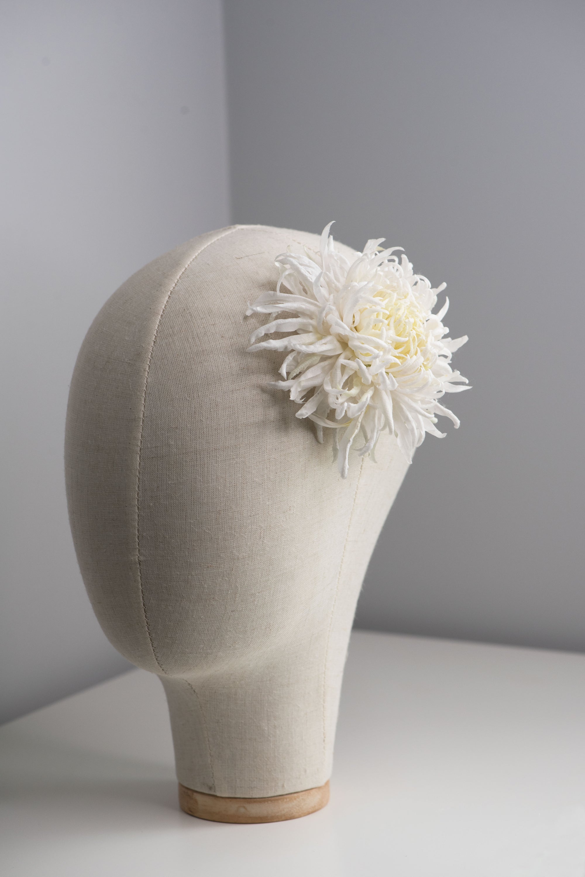 Large chrysanthemum flower brooch - ANTHEMON