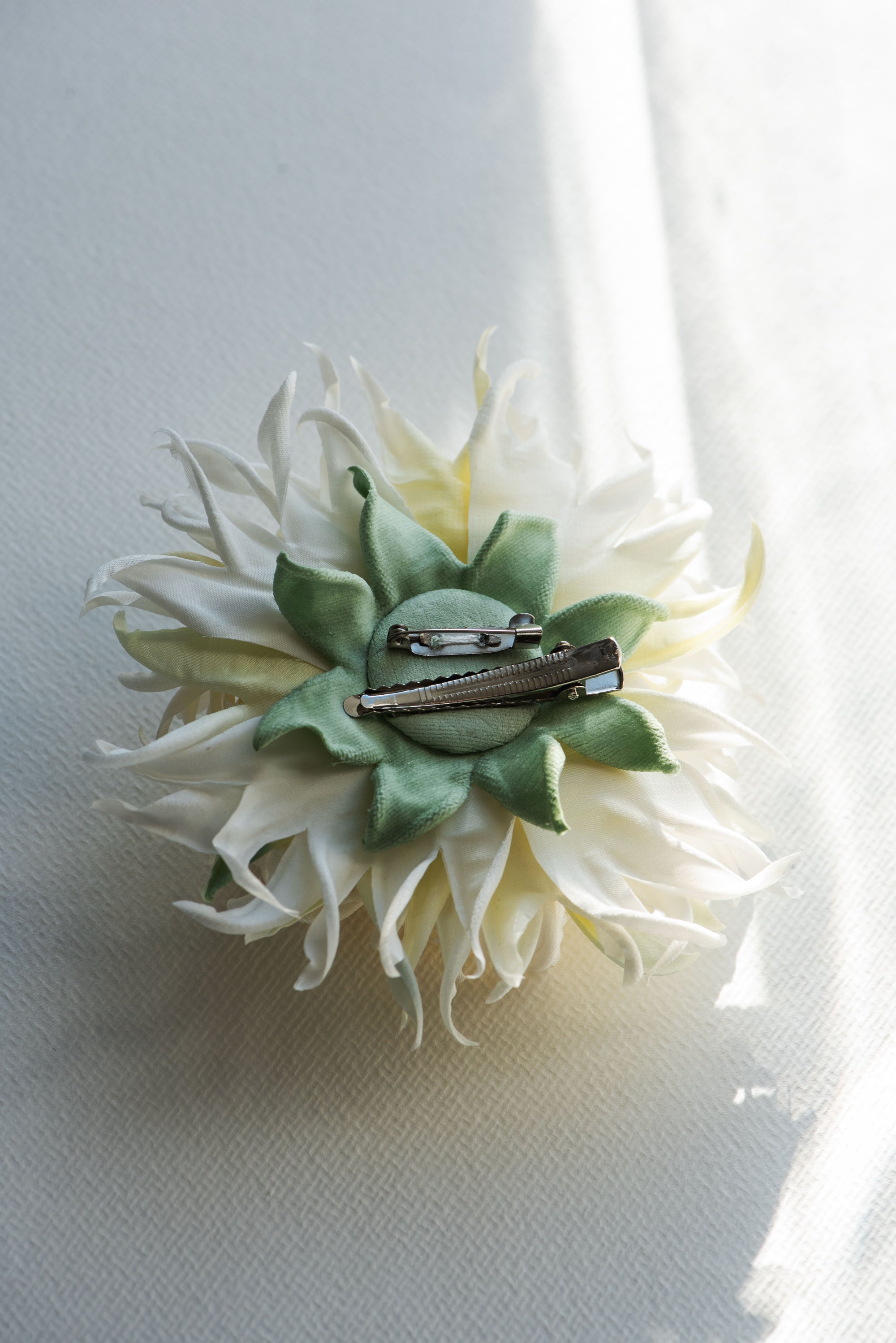 Large chrysanthemum flower brooch - ANTHEMON