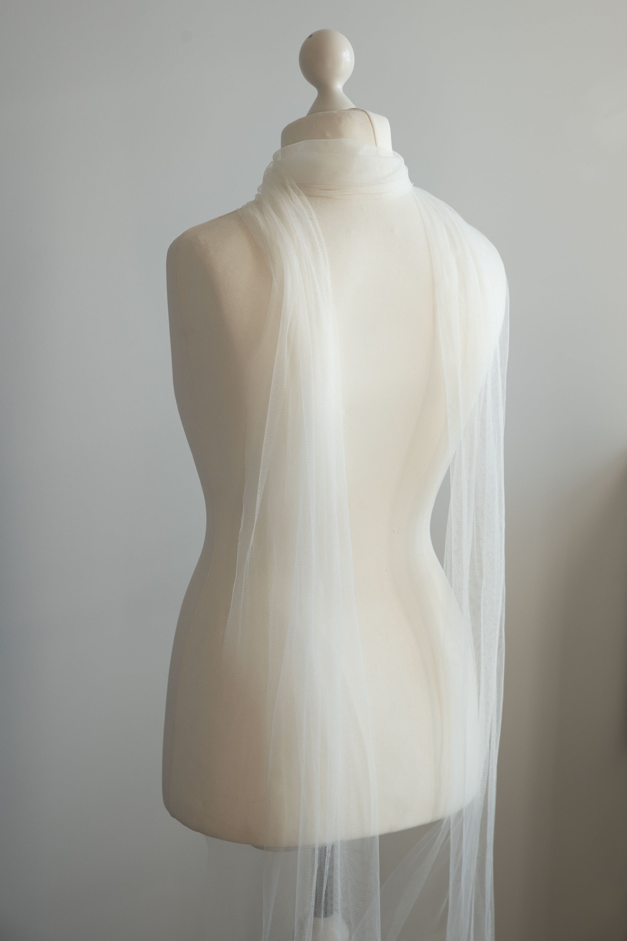 tulle scarf for modern bride