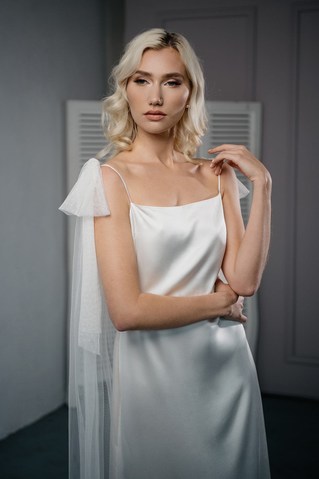Modern bride in non-veil wedding look with PARIS detachable cape