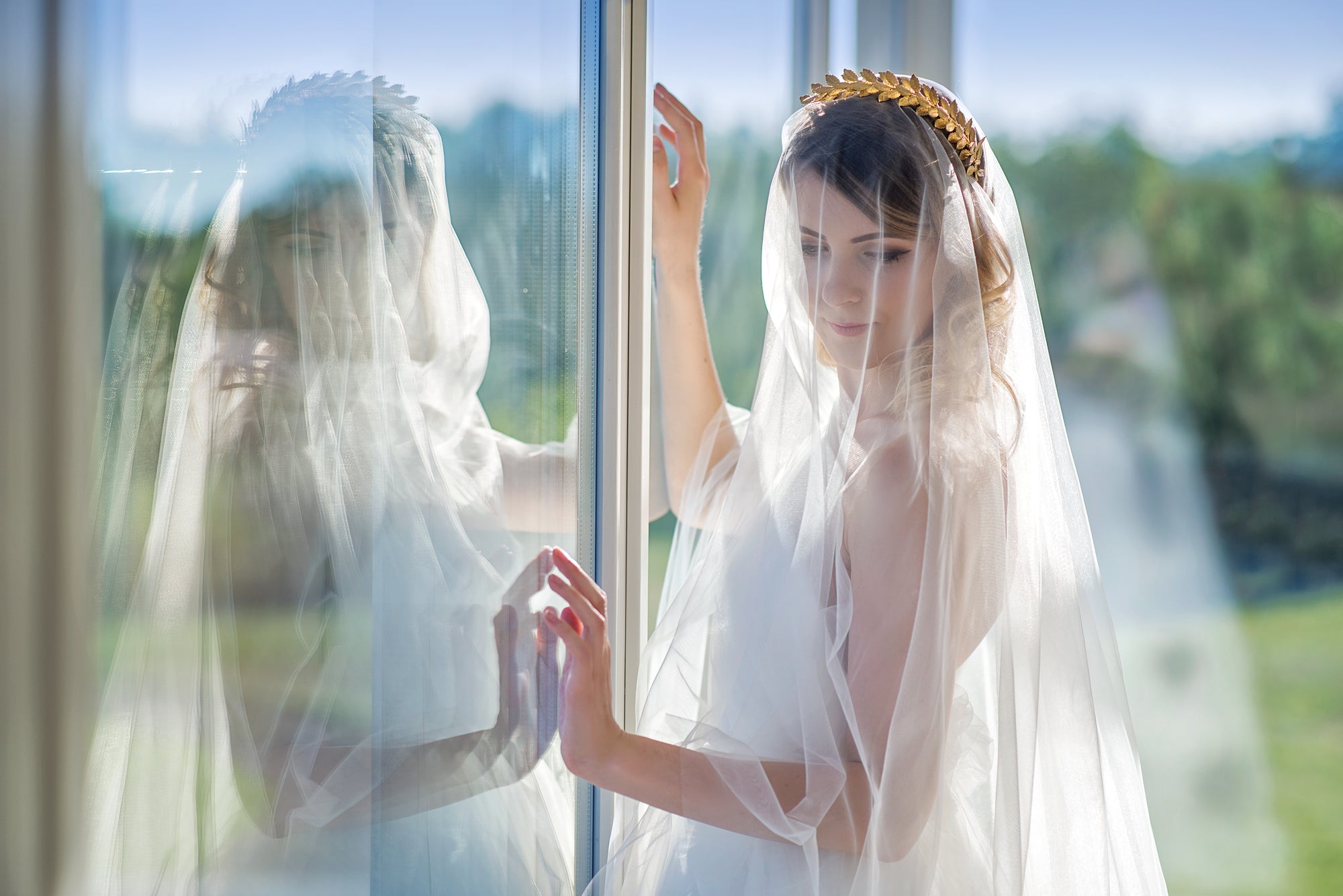 Modern bride wearing CLOTILDE golden laurel crown with wedding veil
