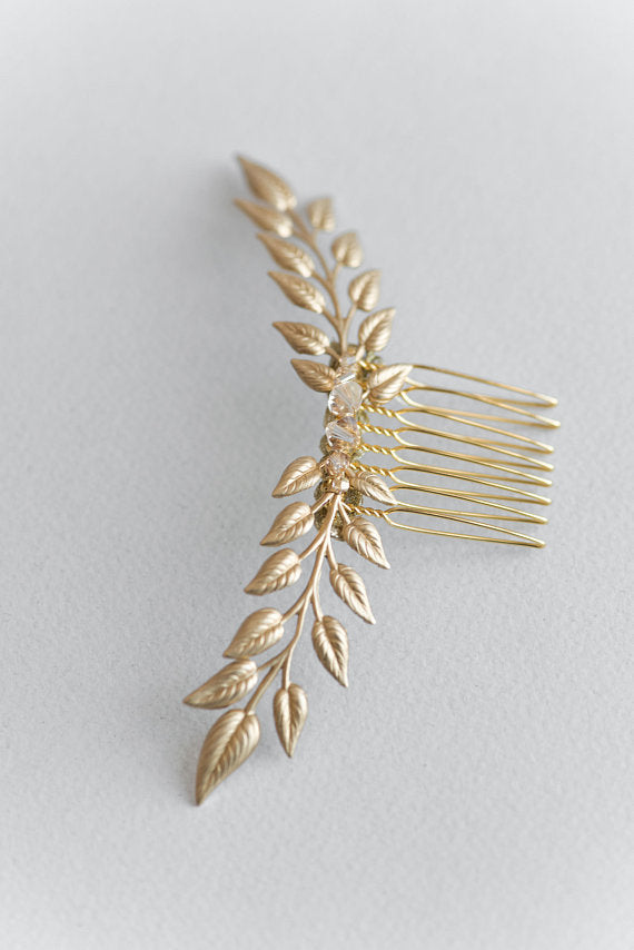 Delicate gold bridal hair piece with shimmering crystals – close-up view