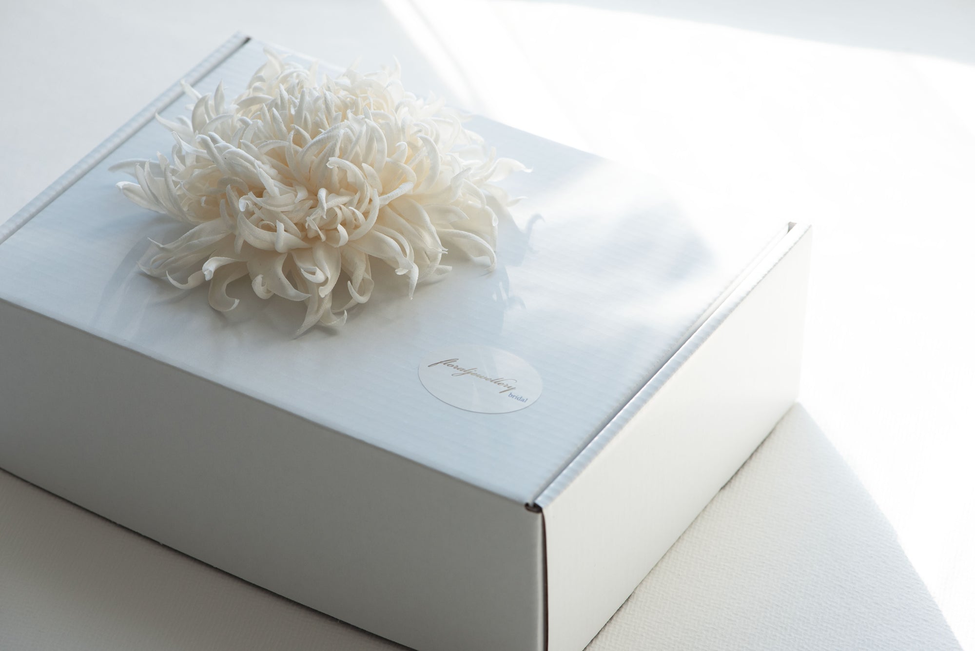 Large chrysanthemum flower brooch - ANTHEMON