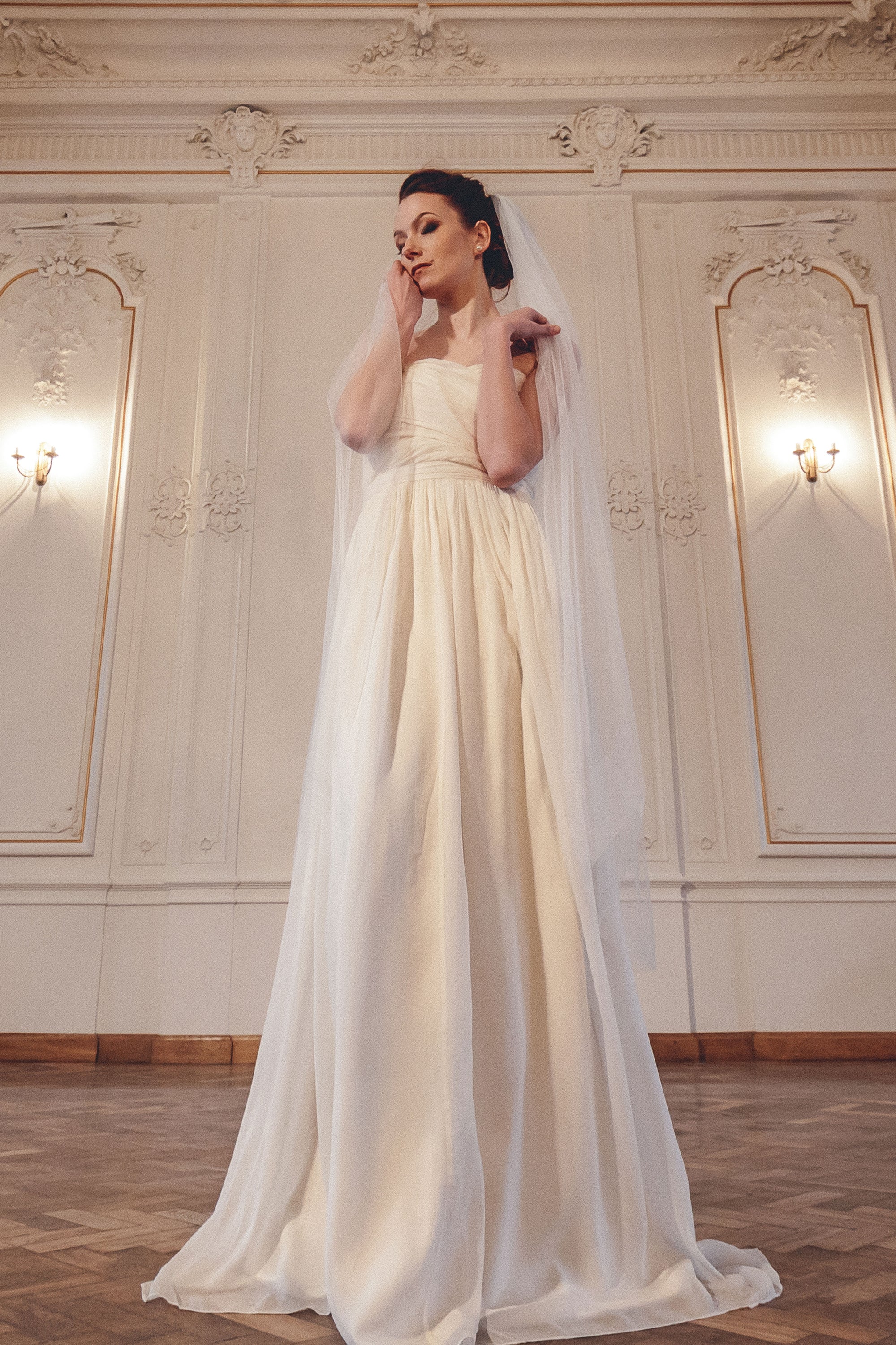 BLANCHE simple wedding veil with no gathers, made of soft ivory Italian tulle