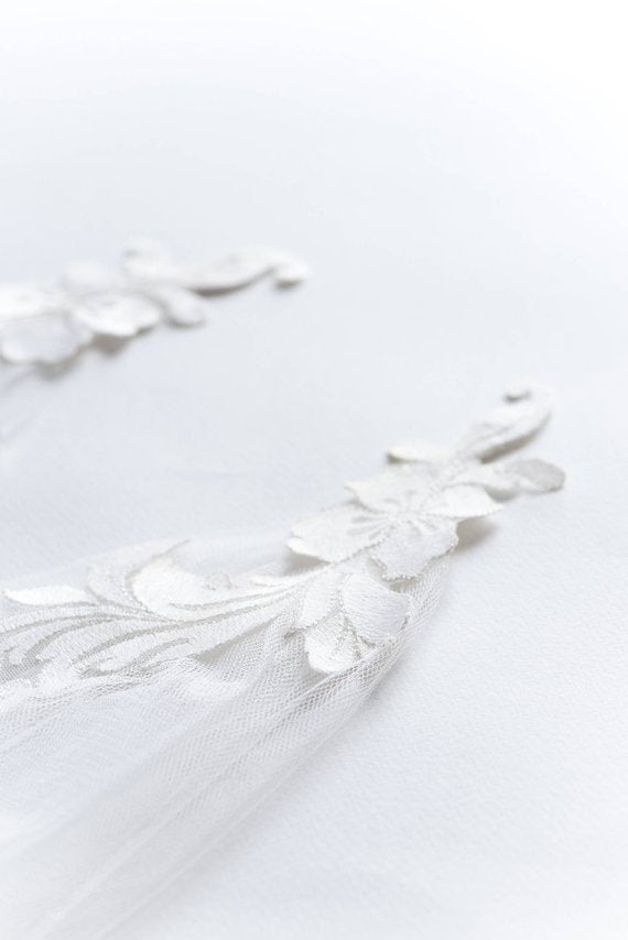 cape veil with lace, lace close up view