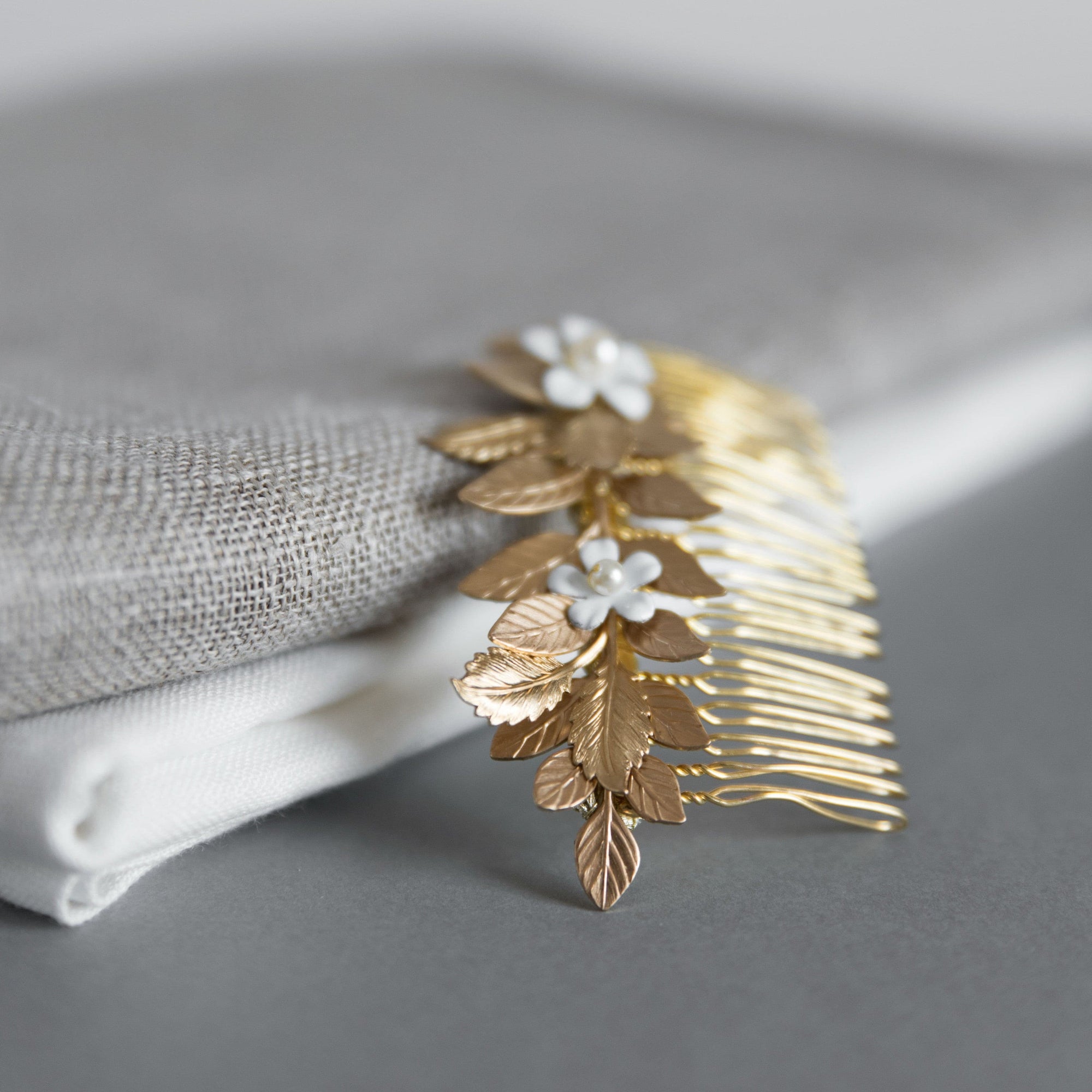 Gold leaf and flowers bridal hair comb detail