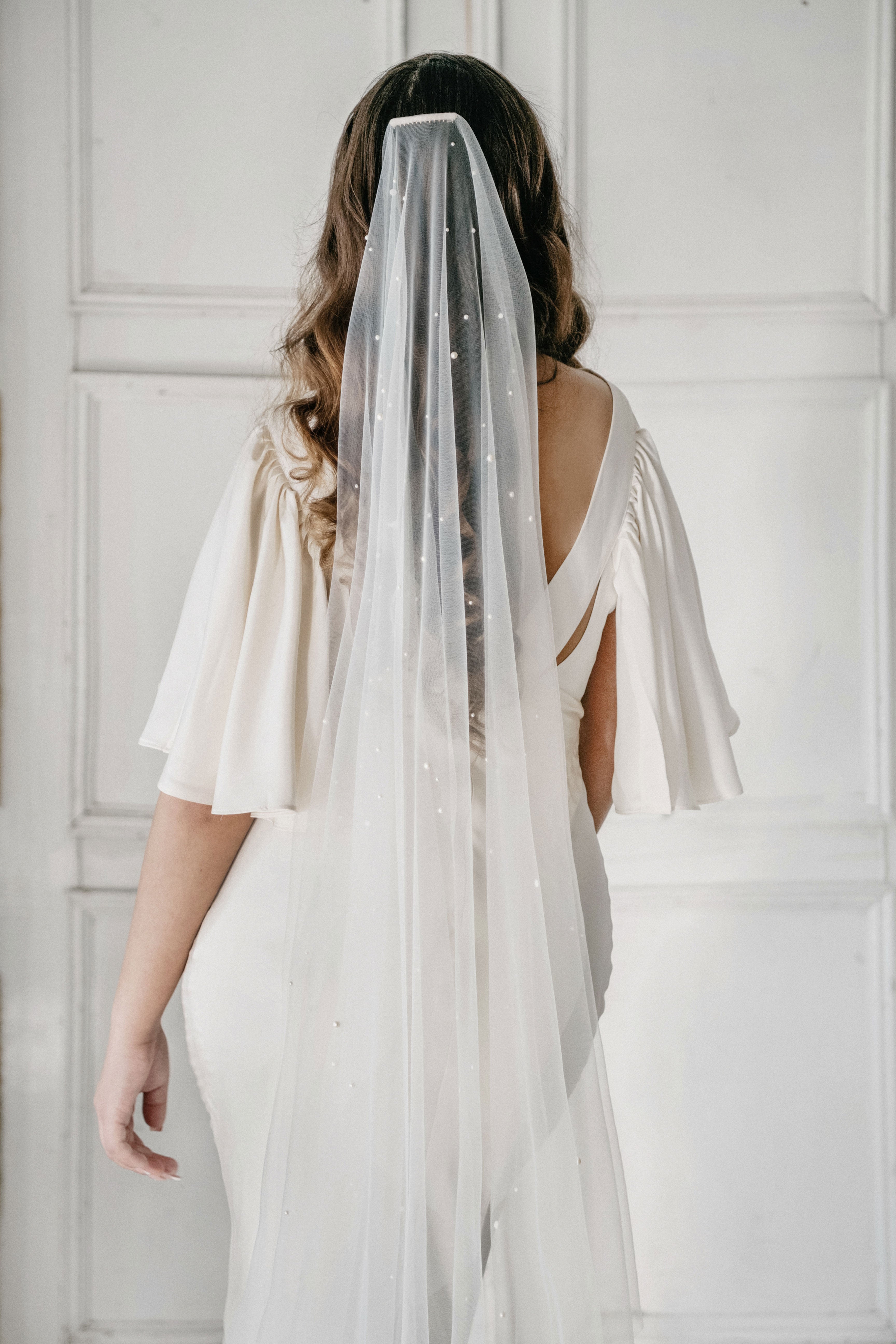 https://floraljewellerybridal.com/cdn/shop/products/pearl-wedding-veil1.jpg?v=1592248462