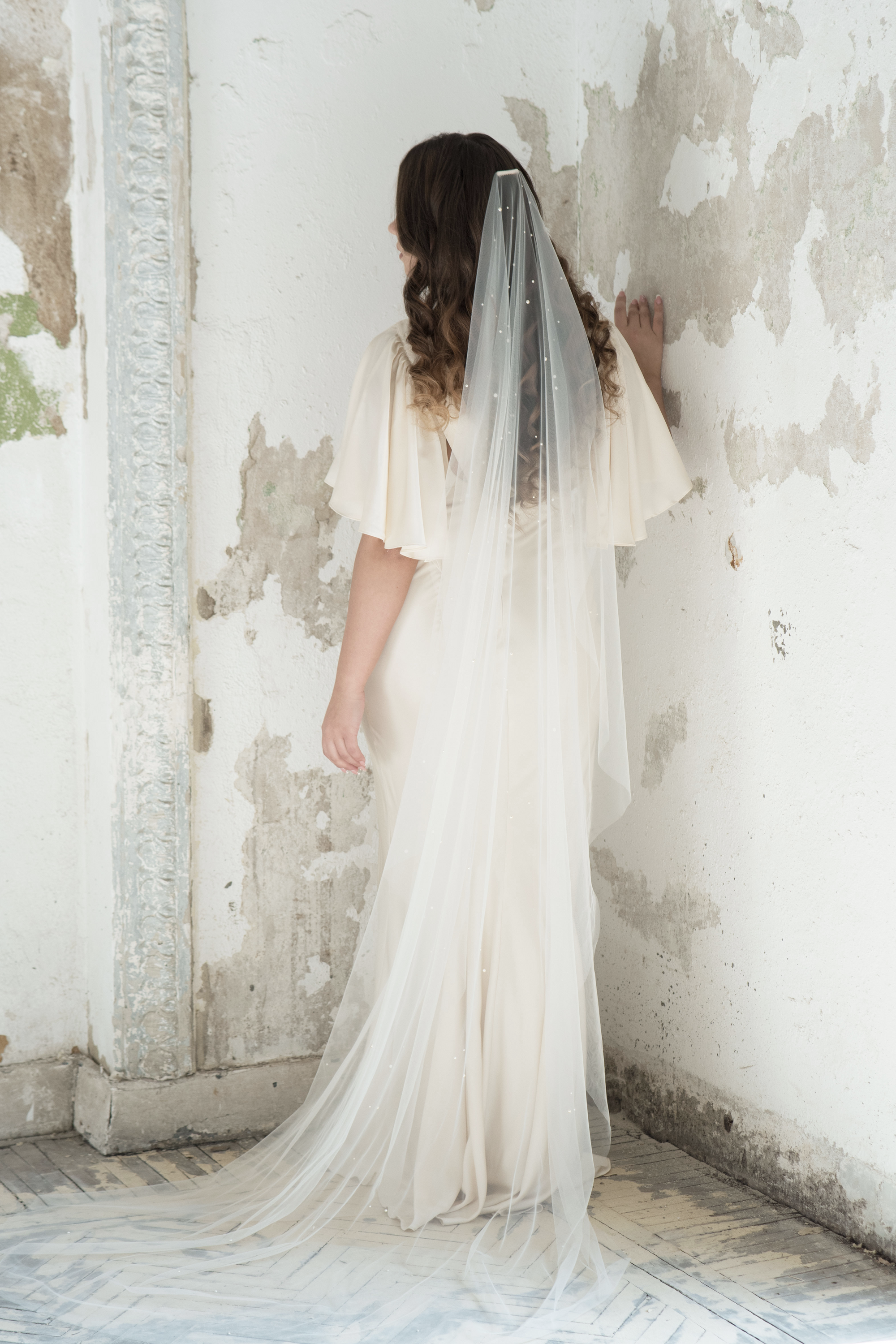 AUGUSTE - Pearl wedding veil in soft Italian tulle, Scattered double-sided pearls, Modern one-tier veil