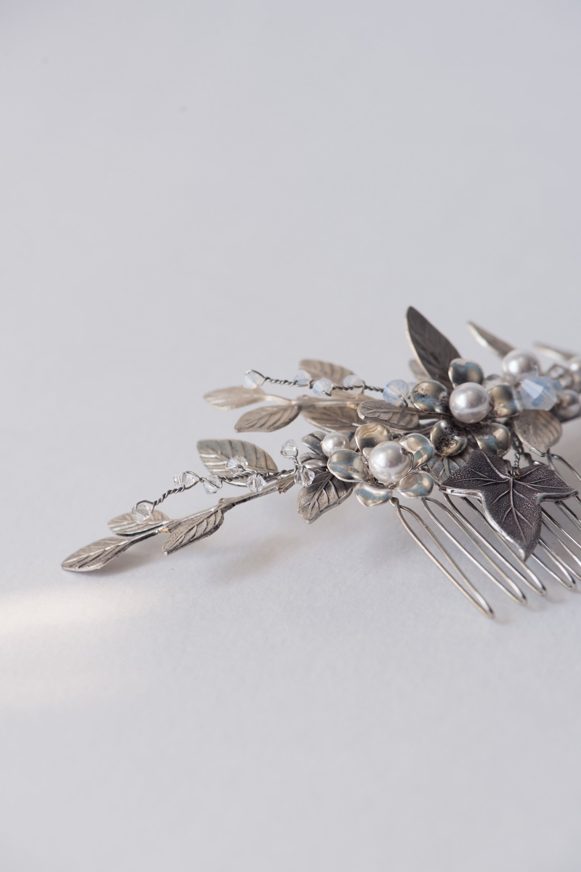 TILLE bridal hair comb — silver floral details and delicate sparkle