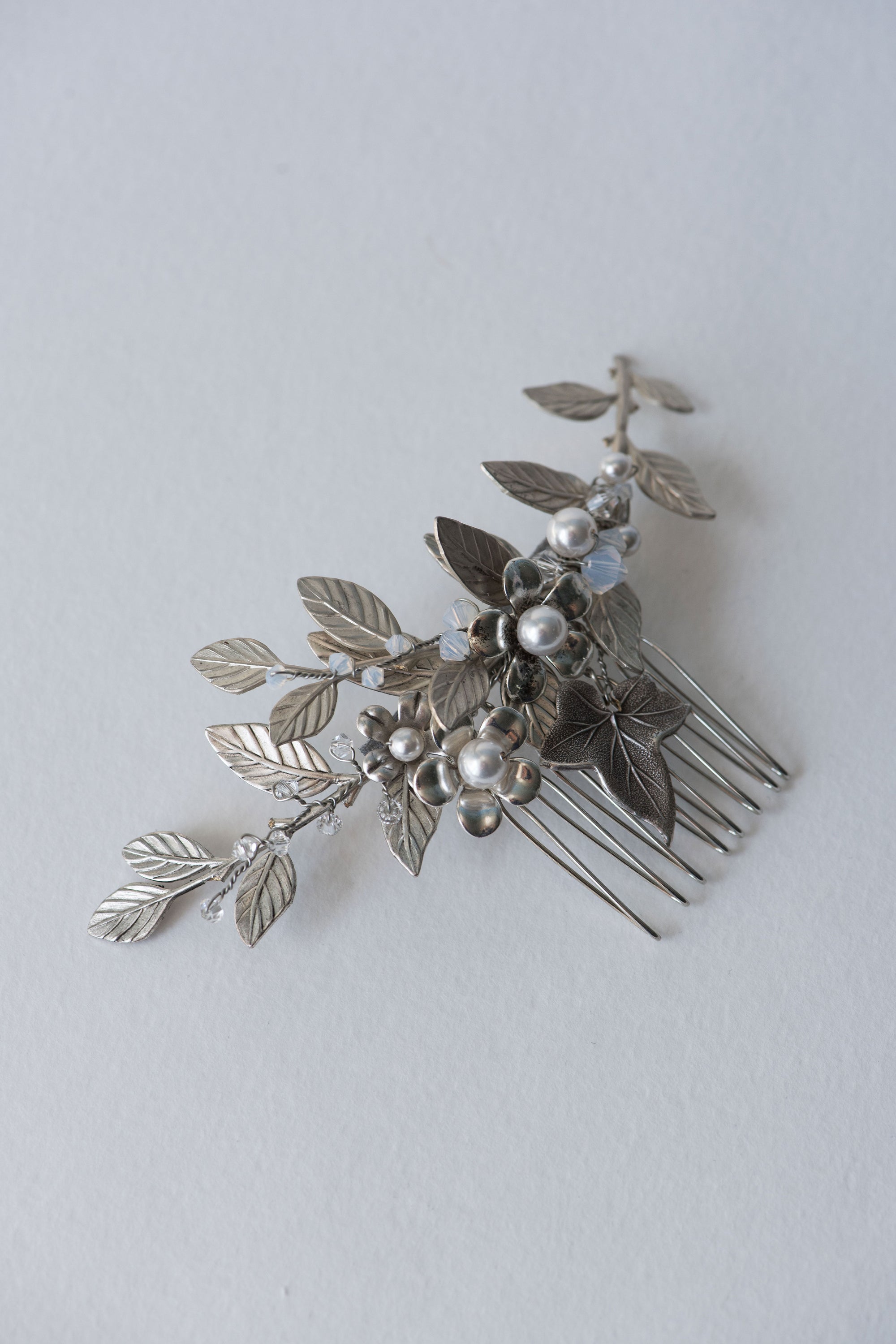 TILLE bridal hair comb — silver floral details and delicate sparkle